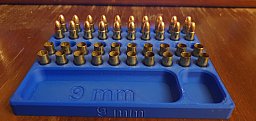 Ladebrett für 9 mm mit Fächer für Geschosse und Zündhütchen