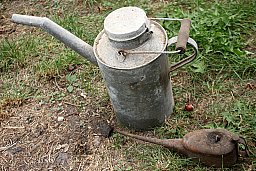 2 Antike Ölkannen / -kännchen 5L & ?L Ölkännchen Werkstattfundus, ungereiniget, gut