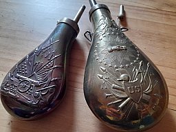 2 Pulverflaschen für Schwarzpulver