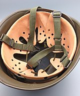 Alter Stahlhelm oliv mit Innenfutter und Kinnriemen