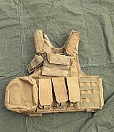 Plattenträger mit umfangreicher Taschenausstattung Molle Webbing