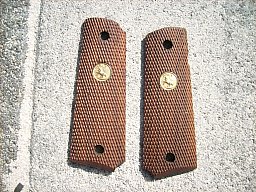Org. Griffschalen aus Holz für Colt 1911 und Baugleiche