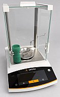 Sartorius Laborwaage mit Glaswindschutz