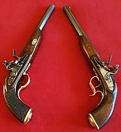 2x ältere Steinschloßpistolen (links u. rechts) - Herst. M. Frohn - Cal. 45 - Dt. Beschuss