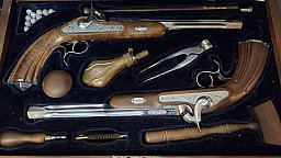 Duellpistolen-Kasten im Set – Kaliber .44 Perkussion (Spanien, Bj. 1981) inkl. reichhaltigem Zubehör