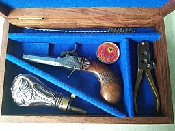 Antiker Derringer graviert im Kasten mit Zubehör