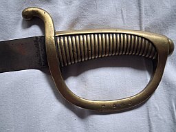 Historischer Infanterie-Säbel („Sabre Briquet“) mit Messinggefäß und Kontrollstempeln.