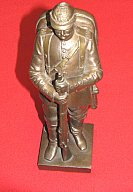 Patriotische Bronze, Preußischer Soldat mit Gewehr, ca. 26cm Gießereimarke „R. Bellair & Co., Berlin