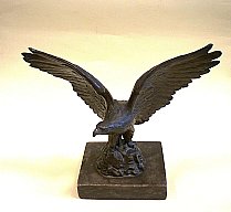 Alte Adlerfigur auf Sockel