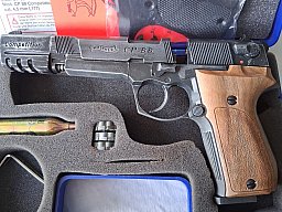 WALTHER CP88 + Holzgriffschalen.