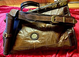 Westernholster aus massiven dickem Leder mit einer Doctor`s Bag