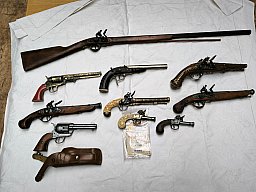 Historische Dekowaffen Sammlung – 10 Stück Konvolut – Steinschloss, Colt, Napoleon, Holz & Metall