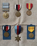 Original Orden & Medaillen (6 Stück) Weltkrieg und Korea – USA & Großbritannien; no bajonett