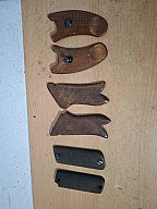 Konvolut Griffschalen Mauser 08 - Ruby Pistol M1916 - Leuchtpistole Heym 25,4 mm.Typ 4 - Kal. 4