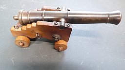 Ältere Interessante kleine Schiffs Kanone Hersteller JUKAR Schussfähig mit Holz Lafette Kal. 45
