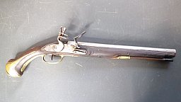 Alte lange Steinschloss Pistole 18. Jh. mit Ornamentierten und Figürlichen Messingbeschläge