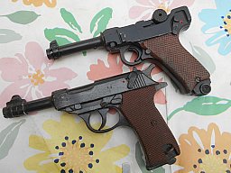 Mauser 08, Walther P38, Einmalige detailgetreue Dekostücke aus Holz, aus DDR Zeiten