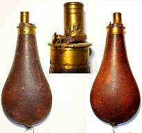 original Pulverflasche, Blech mit Lederüberzug
