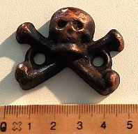 I WK -- Totenschädel mit gekreuzten Knochen -- Metall, Orig.
