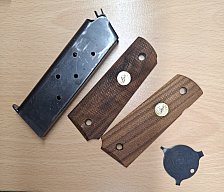Original Colt 1911 Teile, Griffschalen, Magazin und Verstellwerkzeug