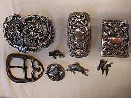 4 Gürtelschnallen + 4 Hutanstecker guter Zustand