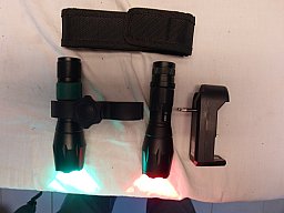 2 LED Lampen 1xrot 1xgrün + Ladegerät + Befestigungsmodul + Gürteltasche incl. Accus