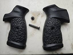 Schöne Original TRAUSCH – Gummigriffschalen für Revolver Fabrikat S & W Modell 686 u. 586