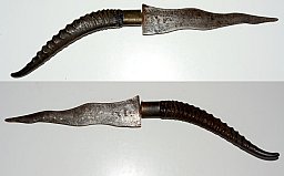 afrikanischer Dolch mit Gazellenhorngriff