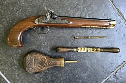 Kentucky Perkussionspistole Kal. 44 mit Pulverflasche und Kugelzange