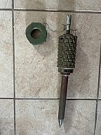 Jugoslawische Übungs-Antipersonenmine V-PMR-2A mit Schnittdarstellung des Zünders