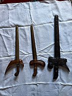 3 Kris / Keris Dolche mit Scheiden – Indonesien/Südostasien?