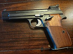SIG 2104-4 vom BGS als Sportpistole