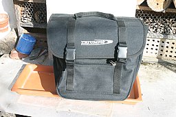Motorradtasche / Fahradtasche von Triumph in schwarzem Cordura