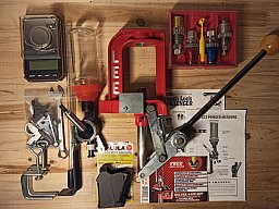 LEE Challenger Presse + 4-Die Set 9mm + 4x Bushings + Pulverfüller + Digitalwaage + Speedloader