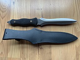 Formschöner "Falcon"-Dolch aus Spanien, mit Lederscheide und Kratongriffschalen