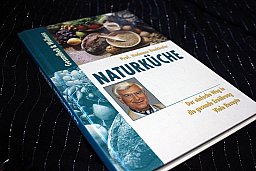 NATURKÜCHE - Der einfache Weg in die gesunde Ernährung Viele Rezepte Prof. Hademar Bankhofer