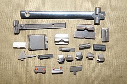 10 gebrauchte Korne und 10 gebrauchte Visiere aus Metall