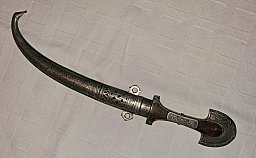 Marokkanischer Koummya-Dolch mit verzierter Scheide