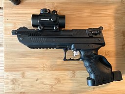 Zoraki HP-01-2 mit Schalldämpferadapter und Red Dot