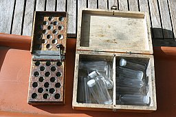 2 Holzkästchen zum Vorderladerschiessen zur Kugelaufbewahrung und für die Ladungen