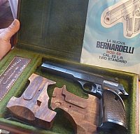 Kleinkaliber-Pistole Bernadelli in .22lr mit Kasten und Griffschalen