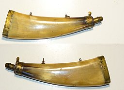 Original Pulverhorn, flach, Messingbesatz