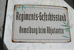 Schild: Regiments-Gefechtsstand Anmeldung beim Adjudanten