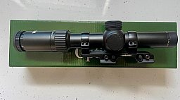 Akah Drückjagdglas 1–4x24 mit Innomount Schnellspannmontage – Blaser Base