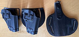 [QB] drei verschiedene schwarze Pistolenholster: zwei Polymer-Schnellzieholster (Blackhawk SERPA CQC