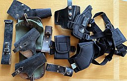 [QB] Konvolut: Sammlung verschiedener Waffenholster, Magazintaschen und Ausrüstungsgenstände aus Led