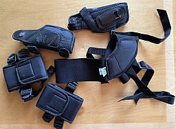 [QB] Konvolut von verschiedenem taktischem Ausrüstungszubehör (zwei Holster warsch. für SIG Pistolen