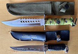 [QB] zwei verschiedene Messer; größeres Überlebensmesser (Survival-/Rambo-Messer), kleineres Jagdmes