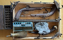 Vorderlader Konvolut; zwei originale Duellpistolen(nur noch als Deko), Kugeln Kal. .440 (11,15mm), V