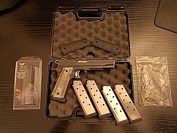 DAS MEISTERWERK - Sig Sauer 1911 .45ACP mit Wilson Combat GR u. Monarch Grips, 5 Magazine + Teileset
